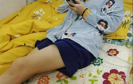 【超强乱伦】为了搞定妹妹，在吃饭的时候趁机下了葯❤️夜里进入她的房间任由摆布28P+5V【1.35G】