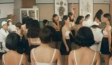 【经典流出】学校女生新生入学体检❤️一群学生妹只穿内裤和袜子接受检查【45M】
