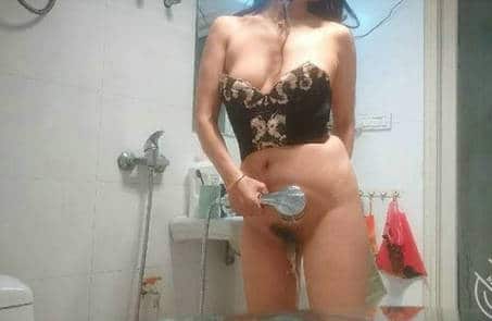 母子乱伦大神追随本心行动❤️妈妈独自在洗澡，不顾老爸在家熟睡，冲进浴室就把她内射了【350M】