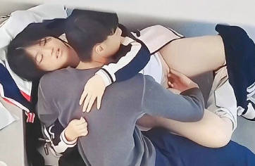 学生情侣在楼梯脱裤子扣女友的逼,摸一手淫水❤️女友贴心拿纸帮忙擦手【100M】