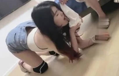 女王橙宝S调教开发素人做M母狗舔脚舌吻5V